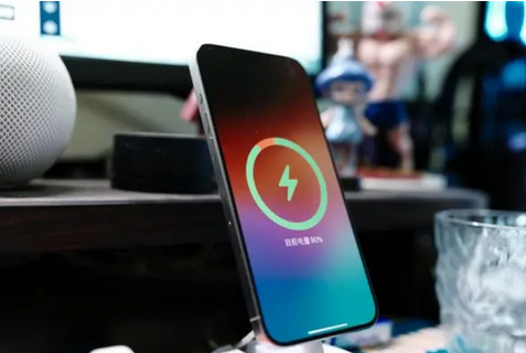 烟台苹果15换屏服务分享用什么充电器给iPhone15充电更好 